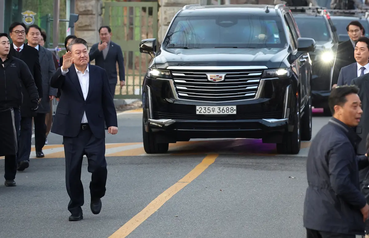 ▲韓國總統尹錫悅自今年一月起遭羈押，時隔52天今（8）正式離開首爾拘留所，尹錫悅向在場支持者揮手鞠躬致意。（圖／路透／達志影像）