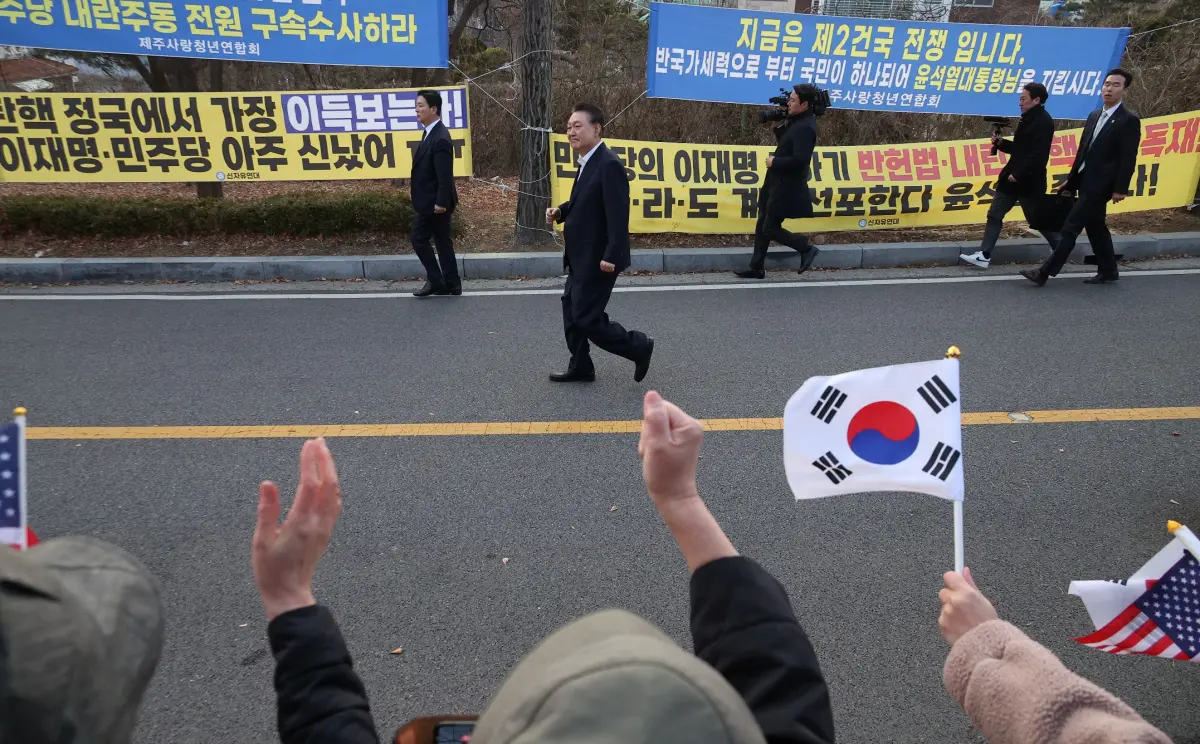 ▲韓國總統尹錫悅獲釋，支持者們揮舞韓國與美國旗幟夾道歡迎。（圖／路透／達志影像）