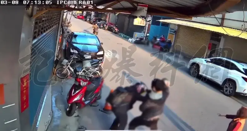 ▲45歲婦人早上7點多戴著安全帽出門，隨即遭陌生男子持繩勒脖、暴打攻擊。（圖／記者爆料網）