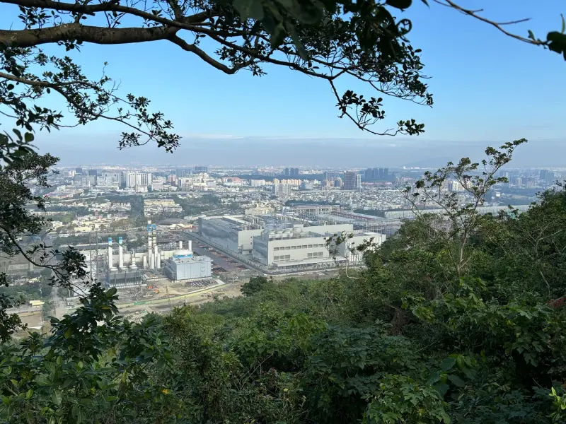▲考量楠梓產業園區計畫道路與公共設施之銜接、滯洪需求，將配置廠房生產區、廠區道路、停車場、緩衝綠帶及滯洪池等設施，變更面積約42.89公頃。（圖／高市府都發局提供）