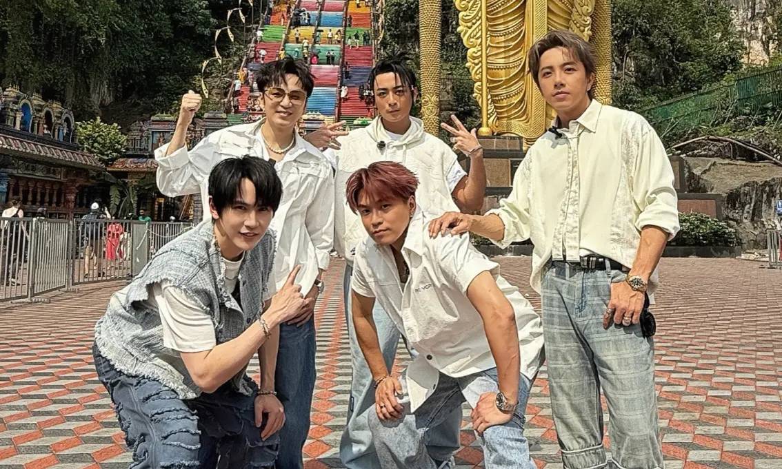 ▲Energy日前跑到馬來西亞景點黑風洞，當時Toro（後排中）挑戰背牛奶（前排左）爬神廟272層階梯，結果差點跌倒。（圖／相信音樂提供）