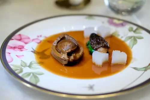 ▲由天香樓前主廚楊光宗主掌的高端中餐廳「aMaze心宴」迎來新一季菜單，以「古意」為主題，老菜新作道道都充滿著故事，主菜「乾鮑」更是令人讚嘆又驚喜。（圖／記者葉盛耀攝）