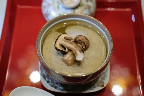 ▲「鴿盅｜香檳茸」裡的肉泥是不吃的，因為口感差又無滋味，精華都融入金湯裡，喝起來鮮香無比。（圖／記者葉盛耀攝）