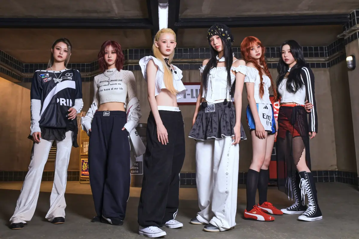 ▲幻藍小熊發行新歌〈ACT LIKE THAT〉征服韓國三大舞台打歌，團員們也希望MV早日破千萬點閱，XXIN（左二）更說若是突破3千萬點閱就揪粉絲坐大怒神。（圖／天空娛樂提供）