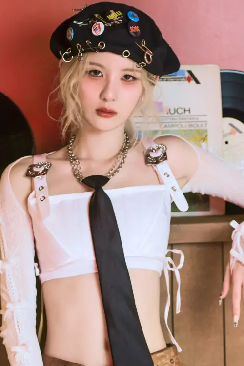 ▲毓以一頭金色亮髮現身格外顯眼。（圖／天空娛樂提供）