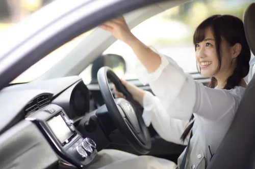 ▲日本車輛都是右駕，與台灣人平時習慣的左駕不同，交通號誌、標線也有很大差異。（示意圖／Pakutaso）