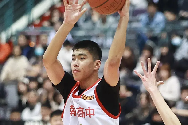 ▲113學年度HBL高中籃球聯賽男子組甲級四強賽將於3月8日在台北小巨蛋展開，晚間壓軸賽事為衛冕軍南山高中對決南湖高中，這一場比賽形成一場「犯規大戰」，雙方合計43次犯規，多名主力出現犯規麻煩，南湖一度跌碎眾人眼鏡在三節打完領先，但南山還是靠著球員更佳的經驗和實力，成功翻盤。（圖／記者葉政勳攝）