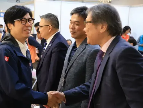 ▲高雄市長陳其邁與台積電副總經理陳培宏、台灣應用材料台灣區總裁余定陸等人，到場為求職朋友及廠商加油打氣。(圖／高雄市政府勞工局提供)