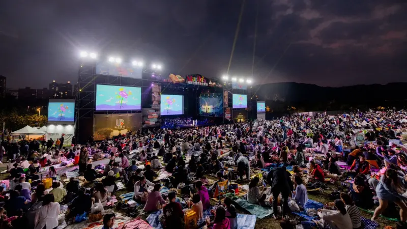 ▲《小魔女-瑪蒂達》電影交響草地音樂會3/8首場演出，吸引三千多位大小朋友一起在星空下共享愉快的電影樂音夜晚。（圖／高雄市政府文化局 / 財團法人高雄市愛樂文化藝術基金會提供）