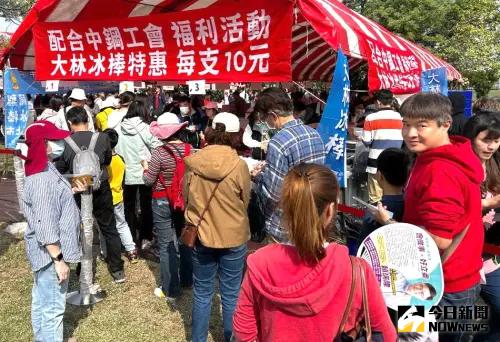 ▲台電大林發電廠特價推出高雄小港限定的特色「大林冰棒」,成為活動中備受矚目的亮點之一。(圖/記者黃守作攝,2025.03.08) ▲台電大林發電廠特價推出高雄小港限定的特色「大林冰棒」,成為活動中備受矚目的亮點之一。(圖/記者黃守作攝,2025.03.08)