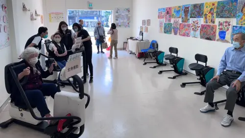 ▲高雄市立聯合醫院銀髮健身俱樂部設有多種適合長者使用之運動器材。(圖/高市聯醫提供) ▲高雄市立聯合醫院銀髮健身俱樂部設有多種適合長者使用之運動器材。(圖/高市聯醫提供)