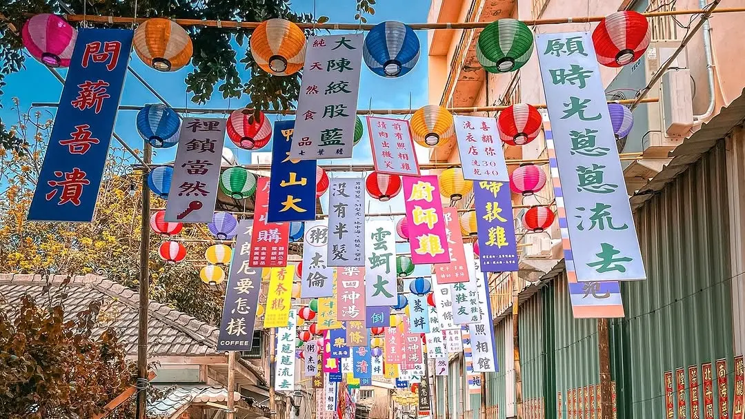 ▲近期在網路上，有一個台灣景點大爆紅，因為街道上充斥著諧音梗招牌，包含粥杰倫、廚師雞等等，超有梗招牌看都看不完。（圖／yujenstudio授權使用）