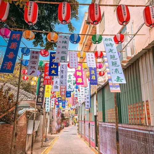 一堆諧音梗招牌掛在小巷弄中,直接觸動了台灣人諧音梗之魂。(圖/yujenstudio授權使用) ▲一堆諧音梗招牌掛在小巷弄中,直接觸動了台灣人諧音梗之魂。(圖/yujenstudio授權使用)