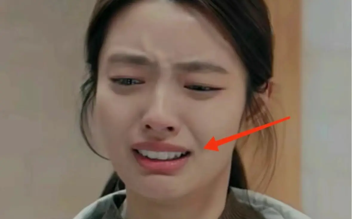 ▲陸劇《愛你》吻戲高達60場，徐若晗（如圖）與張凌赫激烈對手戲讓劇迷好期待！不過，也有網友指出徐若晗門牙過大十分出戲，引發網友熱議。（圖翻攝自小紅書）