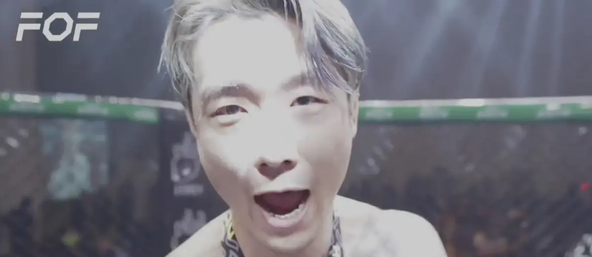 ▲金鋼刀（如圖）今（8）日在《拳願》上痛擊李育昇奪勝，還不忘嗆聲館長陳之漢，表示不需要挑戰館長，讓對方去SWAG拍A片就好。（圖／拳願官方直播）