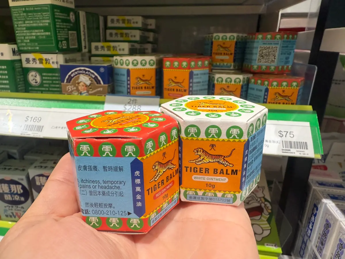 ▲家庭常備藥除了曼秀雷敦，不少人家中都有虎標萬金油，其實紅色、白色兩款的功能並不相同，讓醫師一次分享差別在哪裡、適用類型。（圖／記者周淑萍攝）