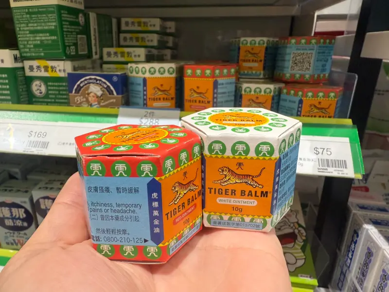 ▲家庭常備藥除了曼秀雷敦，不少人家中都有虎標萬金油，其實紅色、白色兩款的功能並不相同，讓醫師一次分享差別在哪裡、適用類型。（圖／記者周淑萍攝）