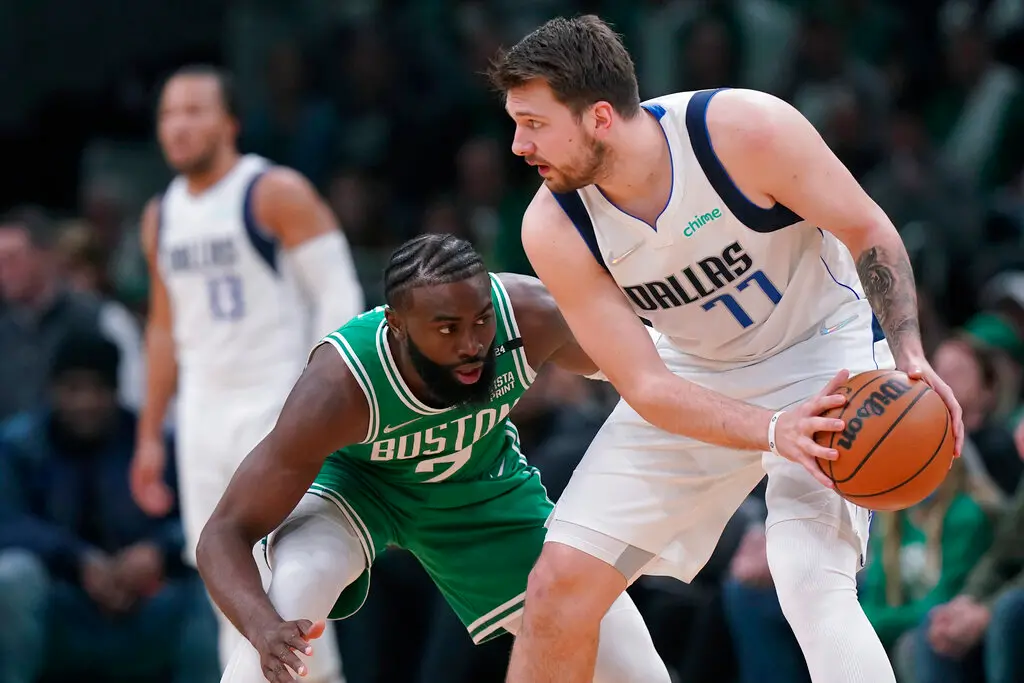 ▲NBA 資深記者Marc Spears近日在《The Cedric Maxwell Podcast》節目中爆料，達拉斯獨行俠交易 Luka Doncic的關鍵原因，竟與波士頓塞爾提克Jaylen Brown有關。（圖／美聯社／達志影像）