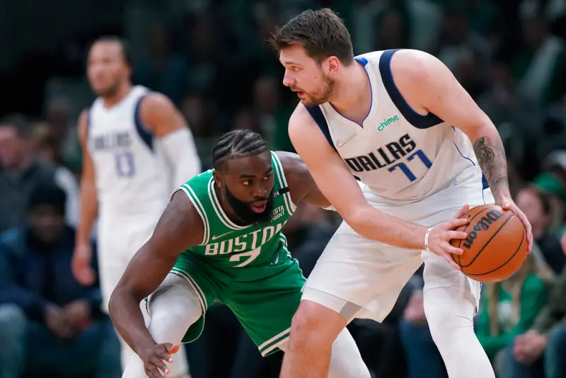 ▲NBA 資深記者Marc Spears近日在《The Cedric Maxwell Podcast》節目中爆料，達拉斯獨行俠交易 Luka Doncic的關鍵原因，竟與波士頓塞爾提克Jaylen Brown有關。（圖／美聯社／達志影像）