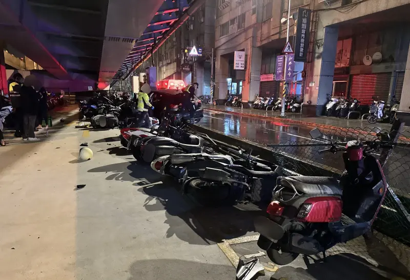 ▲16歲陳姓少年凌晨偷開姊姊的車，載著3位同齡的少年從基隆到新北中和烘爐地拜拜、看夜景，卻失控打滑連撞17輛機車。（圖／警方提供）