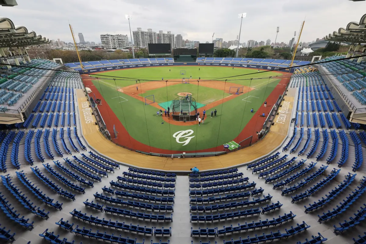 ▲富邦悍將新莊棒球場整修計劃如期完工！迎來全新LED燈光控制系統、界外區人工草皮更新、外野座椅更新等6大主要項目。（圖／富邦悍將提供）