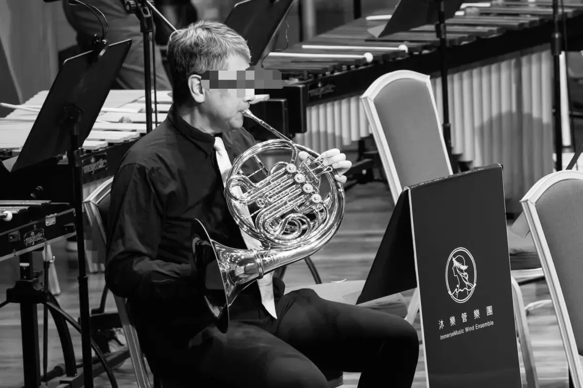 ▲51歲梁姓技術長生前熱愛吹奏法國號，參與的樂團發文悼念。（圖／翻攝沐樂管樂團臉書）