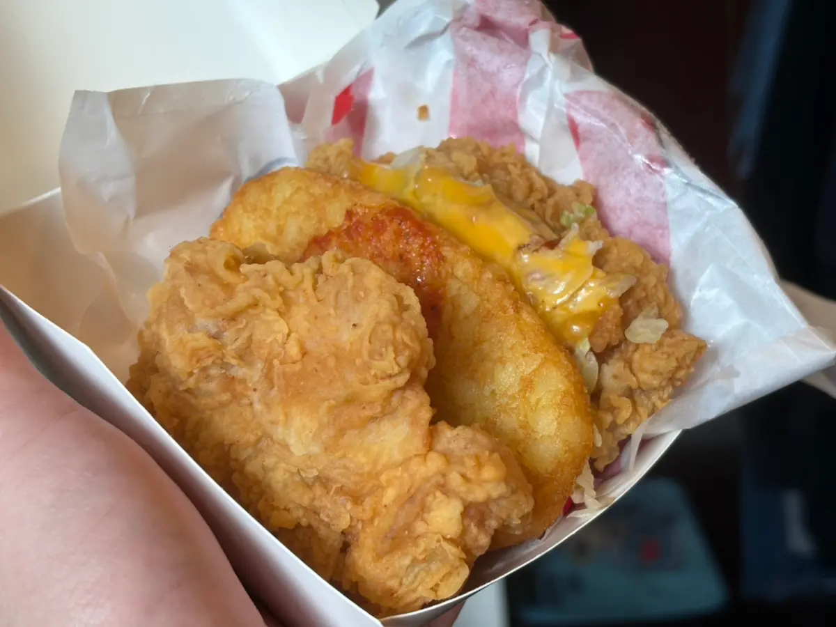 ▲肯德基史上最狂的炸雞漢堡「莎莎咔啦肉霸堡」搶翻天！肯德基爺爺冒汗歹勢公告「全台補貨中」，今限時限量「只賣到下午2點」全台補貨中。不過預計3月10日起將會恢復正常供應。（圖／記者張嘉哲攝）