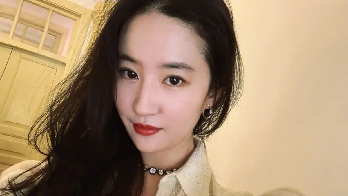 ▲「仙女姐姐」劉亦菲先前因為擁有美國國籍引發爭議，這次儘管跟著轉發央視貼文「只有一個中國」，卻被中國網友認為省略關鍵字，不夠愛國。（圖／劉亦菲微博）