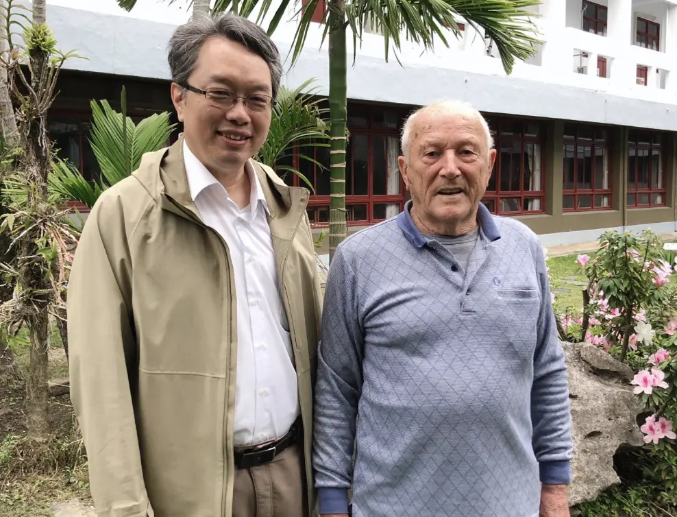 ▲來台奉獻超過一甲子的修士歐思定（右）表態力挺大罷免，更稱傅崐萁糟糕，原期盼民眾黨是良善勢力也跟著亂搞。（圖／翻攝自劉漢鼎臉書）