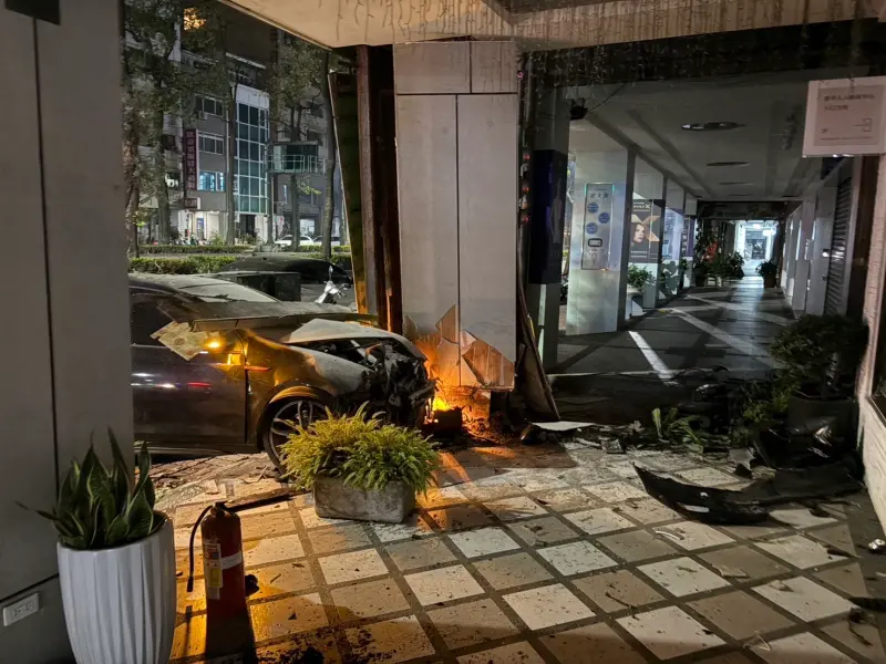 ▲高雄中華四路今天凌晨，1輛自小客車疑似煞車異常，失控撞進店家騎樓，造成一輛自小客車、五部機車、路口號誌箱等物毀損。(圖／記者郭凱杰翻攝)
