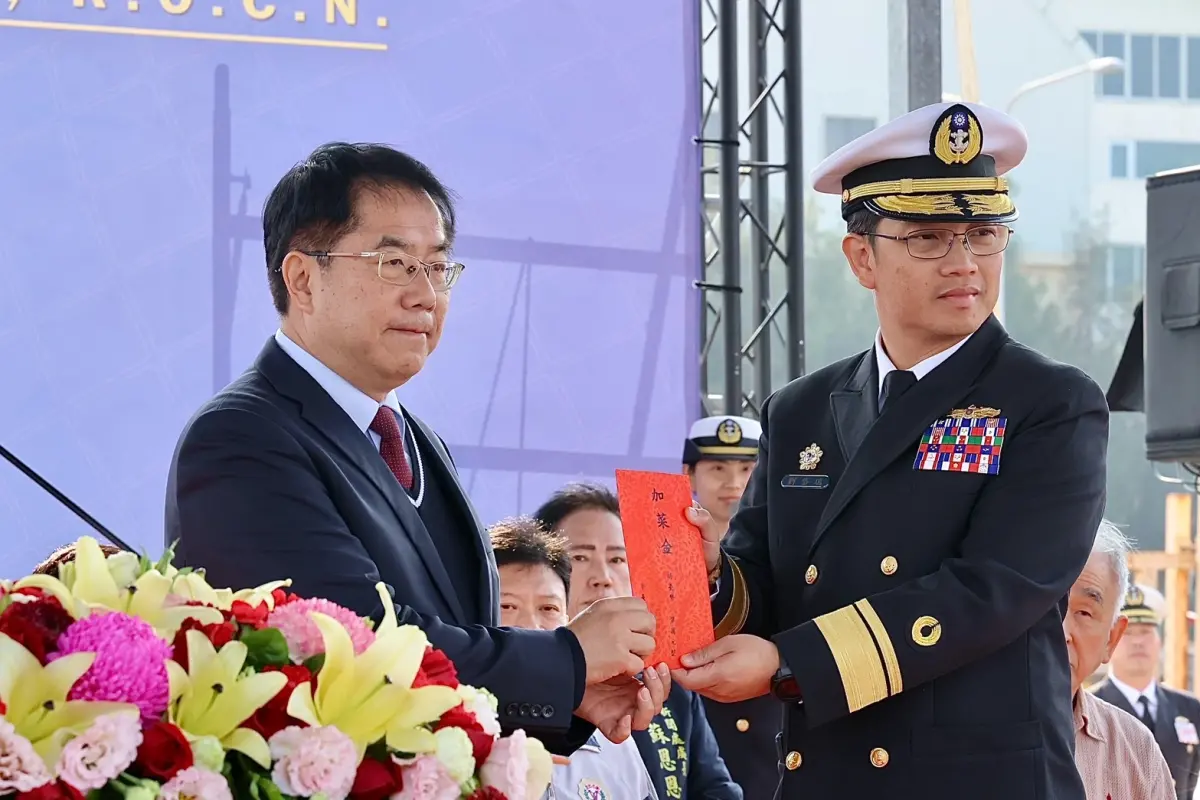 ▲黃偉哲今天也親訪海軍敦睦支隊並致贈官兵弟兄加菜金，加菜金則由敦睦遠訓支隊支隊長劉岱瑞少將代表接受。（圖／南市府提供）