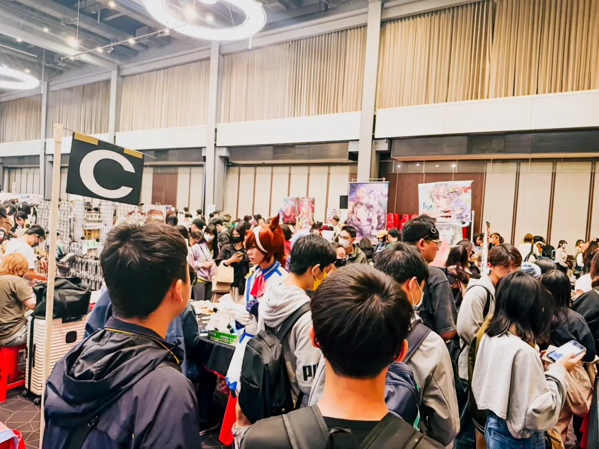 ▲新光三越「第二賣場」服務不間斷計畫，台中、台北、台南5處超過2萬人開逛。CWT-K44（台灣同人誌販售會）新光三越高雄左營店，吸引大批動漫迷人潮炸裂。（圖／翻攝自新光三越高雄左營店FB）