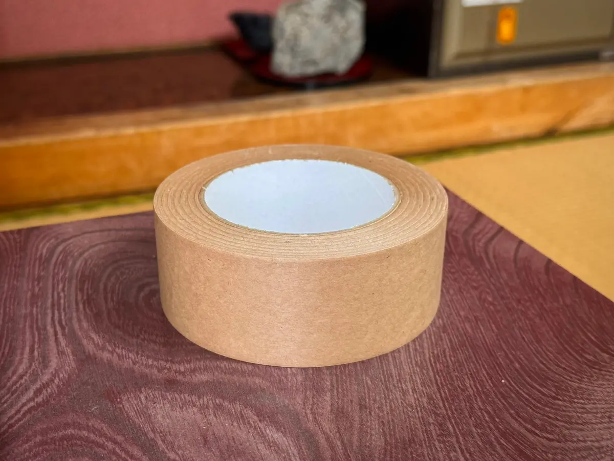 ▲日本飯店備品提供牛皮紙膠帶，讓一名日本民眾感到十分不解，但其實旅館背後用意相當貼心。（圖／翻攝X@Asuka_Shiromaru）