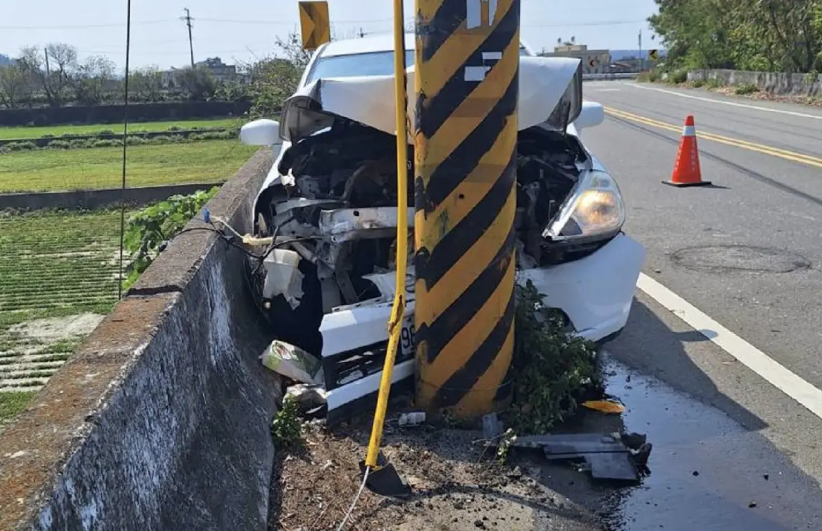 ▲45歲詹姓駕駛載父掃墓，返家時，車輛突失控自撞電線桿，釀父死子傷。（圖／翻攝畫面）