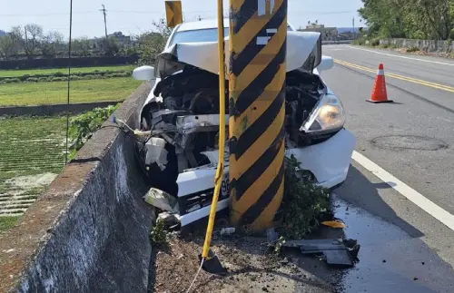 苗栗死亡車禍!載父掃墓返家突失控 自撞電線桿父死子傷