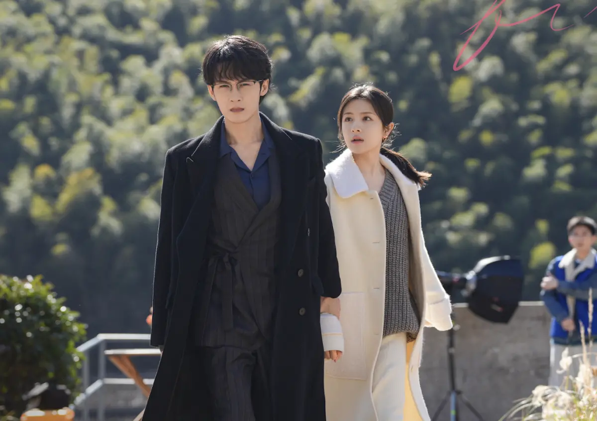 ▲陸劇《濾鏡》奪下中國戲劇熱度冠軍，最新一集中檀健次（左）意外得知李蘭迪（右）的祕密，於是崩潰對她大吼，並要她滾出自己家。（圖／翻攝自濾鏡官方微博）