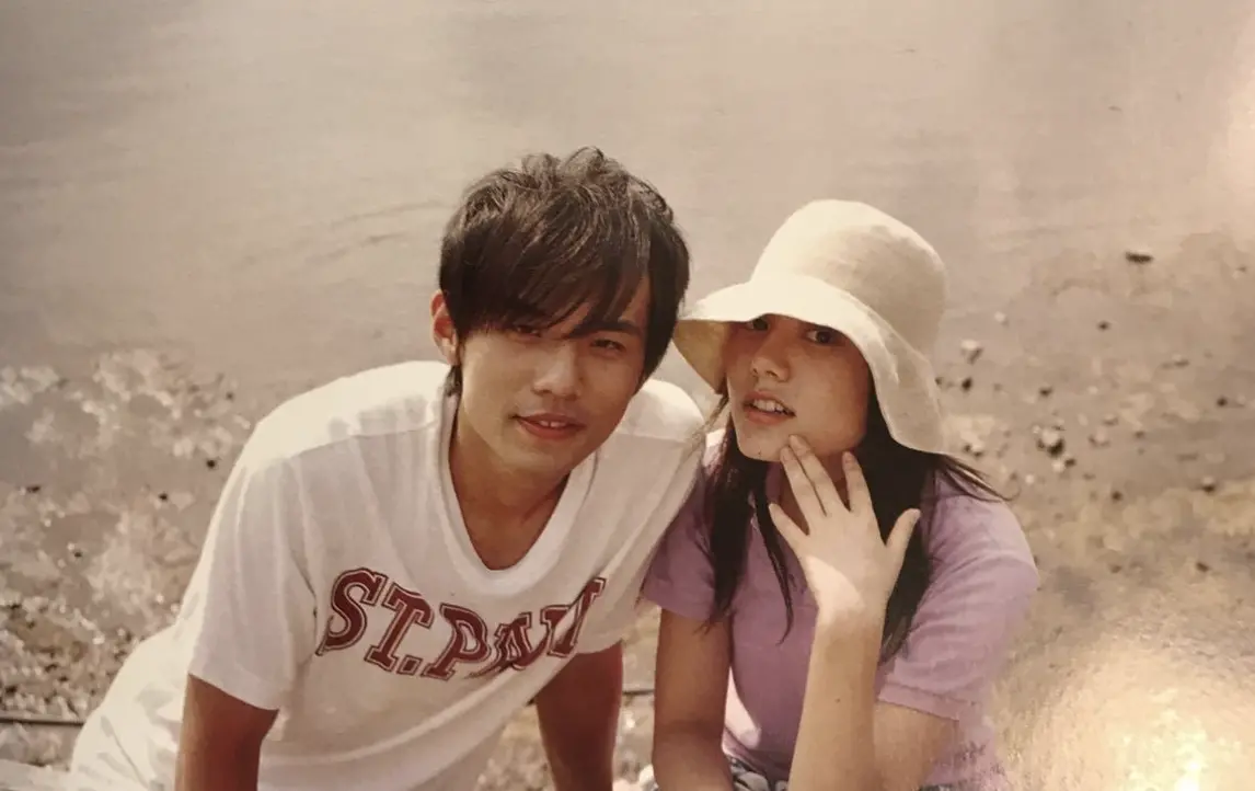 ▲鈴木杏（右）曾在電影《頭文字D》中和周杰倫合作，擁有「最美初戀臉」封號，如今37歲的她隱居山林，過著自給自足的生活。（圖／翻攝自微博）