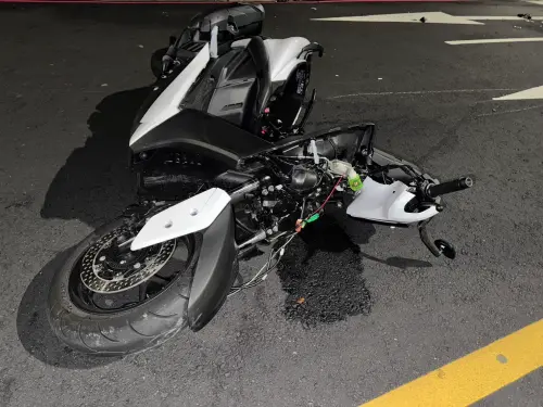 男大生摩托車體嚴重變形。(圖/警方提供) ▲男大生摩托車體嚴重變形。(圖/警方提供)