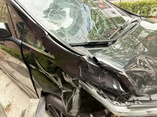 撞死男大生豪華休旅車車頭嚴重變形,可見當時的撞擊力道有多大。(圖/警方提供) ▲撞死男大生豪華休旅車車頭嚴重變形,可見當時的撞擊力道有多大。(圖/警方提供)