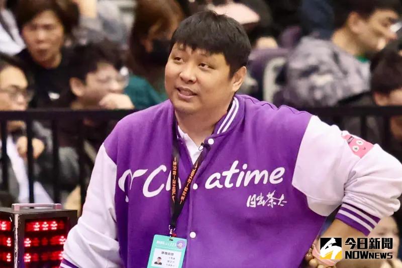▲光復高中以90：71擊敗南湖高中，光復總教練陳定杰賽後受訪時表示，自己賽後痛定思痛決心面對，親資自操刀剪最後2分鐘，希望小巨蛋逆轉惡夢未來不要再發生。（圖／記者李政龍劭攝）