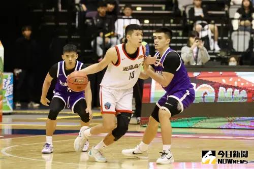 ▲本場比賽表現亮眼的陳相榮，可說是光復高中的一大關鍵人物。這位高一就拿下「新人王」的 193 公分長人，過去兩年因傷病反覆缺席，甚至錯過了與 張鈞淮 一起打國家隊的機會。（圖／記者李政龍攝）