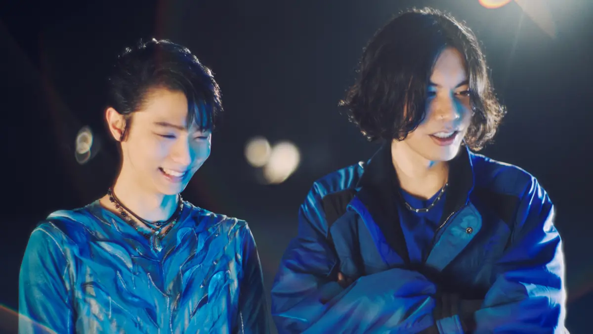 ▲日本超知名歌手米津玄師（右）為花式滑冰動畫製作主題曲〈BOW AND ARROW〉正式公開！而MV的男主角竟是「花滑王子」羽生結弦（左），讓所有粉絲暴動直呼超像夢！（圖／@reissuerecords X）