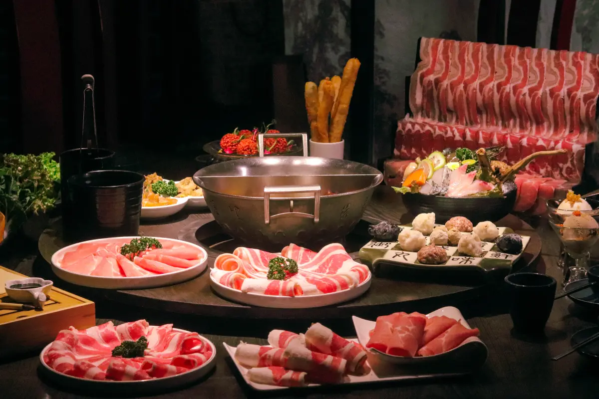 ▲穿戴粉紅色單品爽吃這一鍋麻辣火鍋、燒肉同話、叁加叁泡椒酸菜魚都「8折優惠」，韓式料理爽加菜吃完38婦女節、還有白色情人節。王品旗下三大燒肉1折優惠，肉次方燒肉吃到飽159元。（圖／這一鍋餐飲集團提供）