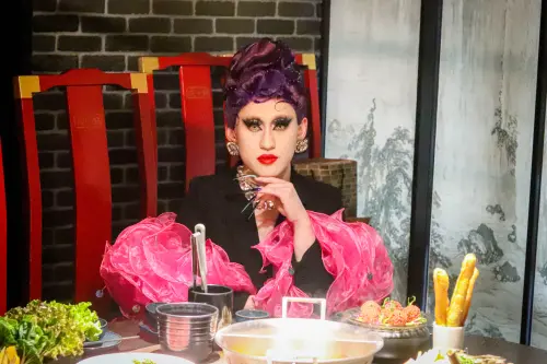 3月麻辣火鍋、燒肉「穿戴粉紅8折」優惠!酸菜魚、韓式料理也便宜 ▲變裝皇后郭濬瑋以粉紅造型現身這一鍋信義殿,詮釋勇敢做自己的精神。(圖/這一鍋餐飲集團提供)