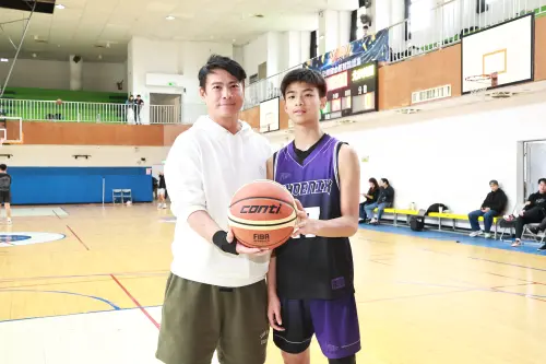 許恩睿從小就和爸爸許耀仁一起接觸籃球,如今有望赴美發展,許耀仁不捨之餘仍全力支持。(圖/記者吳翊緁攝) ▲許恩睿從小就和爸爸許耀仁一起接觸籃球,如今有望赴美發展,許耀仁不捨之餘仍全力支持。(圖/記者吳翊緁攝)