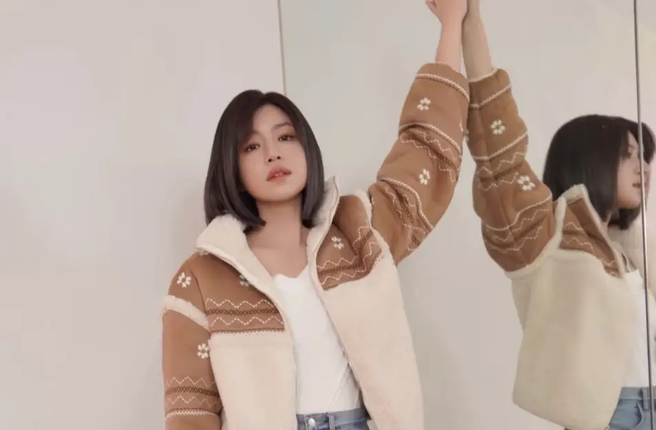 ▲陳妍希（如圖）和陳曉離婚後與朋友去看經典話劇，她表示看的時候笑著笑著就哭了，還感嘆人生要學會接受和放下，話中有話令粉絲相當不捨。（圖／翻攝自陳妍希小紅書）