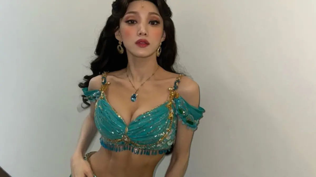 ▲韓國女星李聖經出演迪士尼音樂劇《阿拉丁》的茉莉公主引發眾多話題，近日，她透過IG上傳幕後照，只見她露出深V事業線以及充滿腹肌的腰身，馬上湧入超過140萬名網友按讚。（圖／李聖經IG）