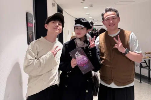 ▲陳妍希(中)分享自己去看經典話劇,並感嘆人生無常。(圖/翻攝自陳妍希小紅書) ▲陳妍希(中)分享自己去看經典話劇,並感嘆人生無常。(圖/翻攝自陳妍希小紅書)