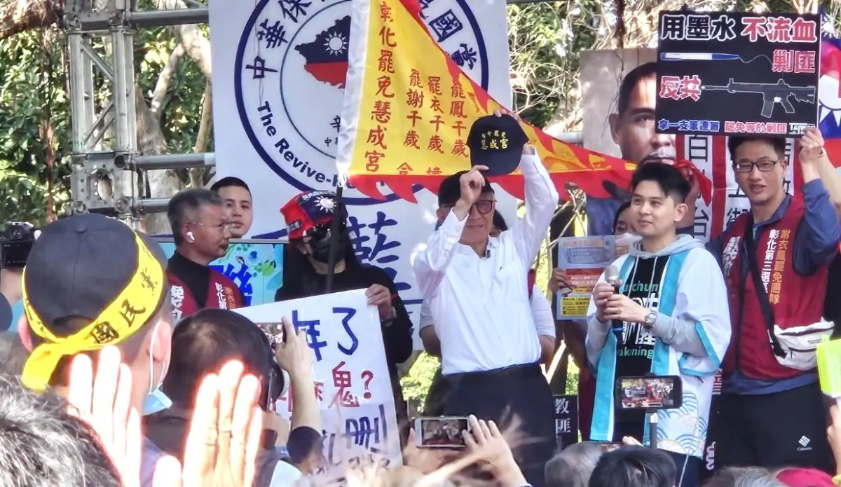 ▲台中罷聯成員杜承哲今（9）日在台中公園的聯合造勢活動中，將「台中罷免慧成宮」的冠軍帽送給聯電創辦人曹興誠。（圖／台中罷聯提供，2025.03.09）