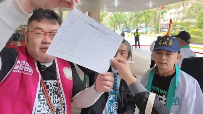 ▲四叉貓與史書華前天去中選會領葉元之罷免連署書，巧遇戴著「台中罷免慧成宮」冠軍帽的杜承哲。（圖／翻攝四叉貓YT，2025.03.09）